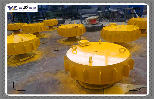 江西RCDC-8電磁除鐵器原理生產(chǎn)廠家_選型_河北江西RCDC-8電磁除鐵器原理生產(chǎn)廠家工作原理_價(jià)格，RCDC系列風(fēng)冷自卸式電磁除鐵器，是在RCDA系列風(fēng)冷懸掛式電磁除鐵器的基礎(chǔ)上增加了驅(qū)動(dòng)電機(jī)、滾筒、帶刮板的卸鐵膠帶等組成的卸鐵機(jī)構(gòu)。在工作過程中卸鐵機(jī)構(gòu)自動(dòng)將卸鐵皮帶上吸附的鐵磁性物質(zhì)拋到除鐵器以外的集鐵箱內(nèi)，無需停電人工清理，實(shí)現(xiàn)了除鐵自動(dòng)化。  一、江西RCDC-8電磁除鐵器原理生產(chǎn)廠家_選型_河北江西RCDC-8電磁除鐵器原理生產(chǎn)廠家工作原理_價(jià)格  1、在鋼鐵廠、水泥廠、多用于礦渣除鐵和保護(hù)輥壓機(jī)、立磨、破碎機(jī)等重要設(shè)備。  2、計(jì)算機(jī)模擬設(shè)計(jì)。  3、結(jié)構(gòu)簡(jiǎn)單，易維護(hù)。  4、磁場(chǎng)強(qiáng)、功率大、磁透深度大。  5、采用軸流風(fēng)機(jī)散熱線效果良好，電磁線圈溫升低。  6、用于輸送膠帶上任何物料的除鐵，對(duì)各種型號(hào)的破碎機(jī)、磨機(jī)等設(shè)備起著可靠的保護(hù)作用。