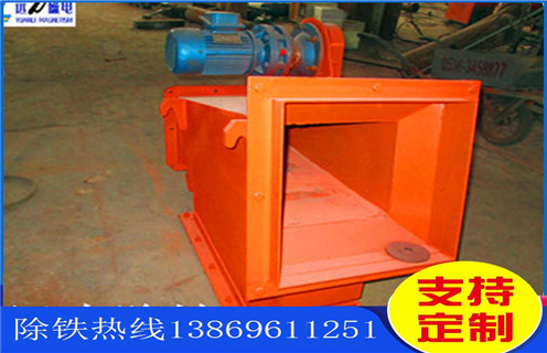 海南超強(qiáng)磁液體管道除鐵器_海南超強(qiáng)磁液體管道除鐵器批發(fā)價(jià)格_使用說明書原理型號(hào)，強(qiáng)磁除鐵器中的核心部件永磁體是以釹鐵硼稀土材料加工而的，很多人好奇那么除鐵器中的永磁體的磁性到底能維持多久呢?若是照正常的存儲(chǔ)條件的話，永磁鐵10年時(shí)間損失的磁場強(qiáng)度也不應(yīng)該超出1%。不過實(shí)際使用中，卻是有如下情況會(huì)大大加速強(qiáng)磁除鐵器磁力的衰減速度：  一、海南超強(qiáng)磁液體管道除鐵器_海南超強(qiáng)磁液體管道除鐵器批發(fā)價(jià)格_使用說明書原理型號(hào)  1、 過高的溫度：強(qiáng)磁除鐵器所處的周圍環(huán)境溫度如果高于釹鐵硼材料的穩(wěn)定溫度范圍就會(huì)加速其失磁，熱量會(huì)顯著降低永磁體的磁性。標(biāo)準(zhǔn)的釹鐵硼稀土材料的最高穩(wěn)定溫度為80℃。耐高溫永磁體一般在140℃。而鋁鎳鈷永磁體的最高使用溫度能都達(dá)到540℃，釤鈷永磁體及鐵氧體差不多是300℃。  3、 物理損傷：強(qiáng)磁除鐵器所用永磁材料的物料特性決定了，其整體是較為脆弱的，若是受到外力的撞擊很容易出現(xiàn)斷裂。受到外力損傷破損之后的釹鐵硼永磁體，磁性將會(huì)下降。  3、 焊接工藝：強(qiáng)磁除鐵器制造或安裝時(shí)永磁體周圍的焊接操作也會(huì)導(dǎo)致其磁性能下降，這一般是因?yàn)楹附舆^程中產(chǎn)生的熱量或電流所導(dǎo)致的。  4、 有液體侵蝕：若是強(qiáng)磁除鐵器的外殼受損，潮濕的空氣就有可能進(jìn)入設(shè)備內(nèi)，跟永磁鐵的鍍層相接觸，久而久之就會(huì)讓磁性材料產(chǎn)生氧化，進(jìn)而造成其磁性能的衰減。